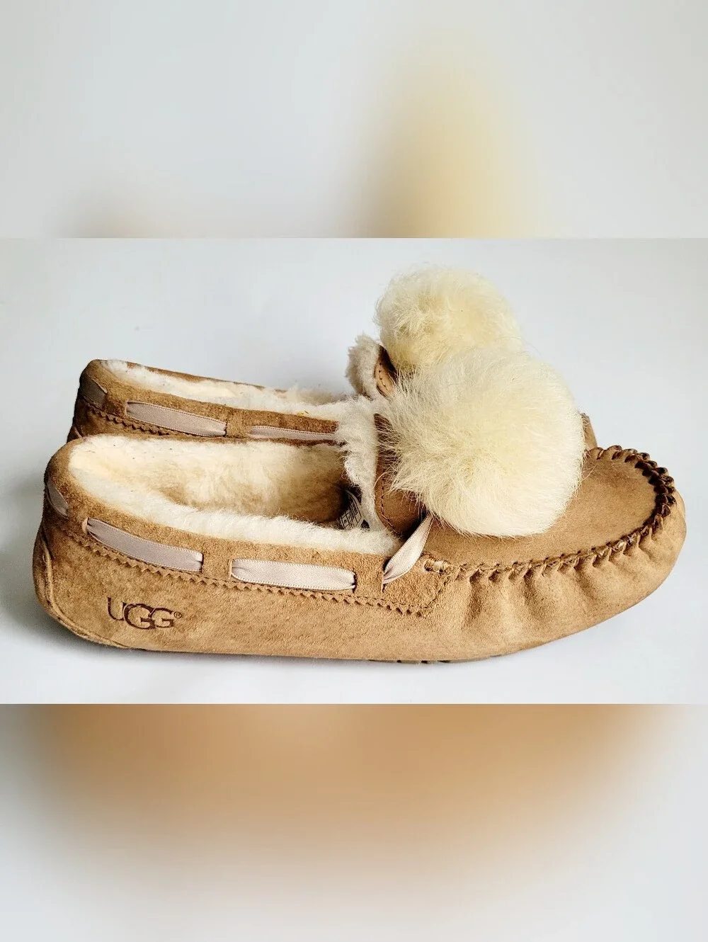 UGG Pom Pom Dakota Toscana Sheepskin Tan Suede Moccasin/Loafers/Slippers US 9